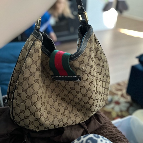Gucci hobo bag is worn in all four corners otherwise purse is in good condition. - Picture 5 of 13